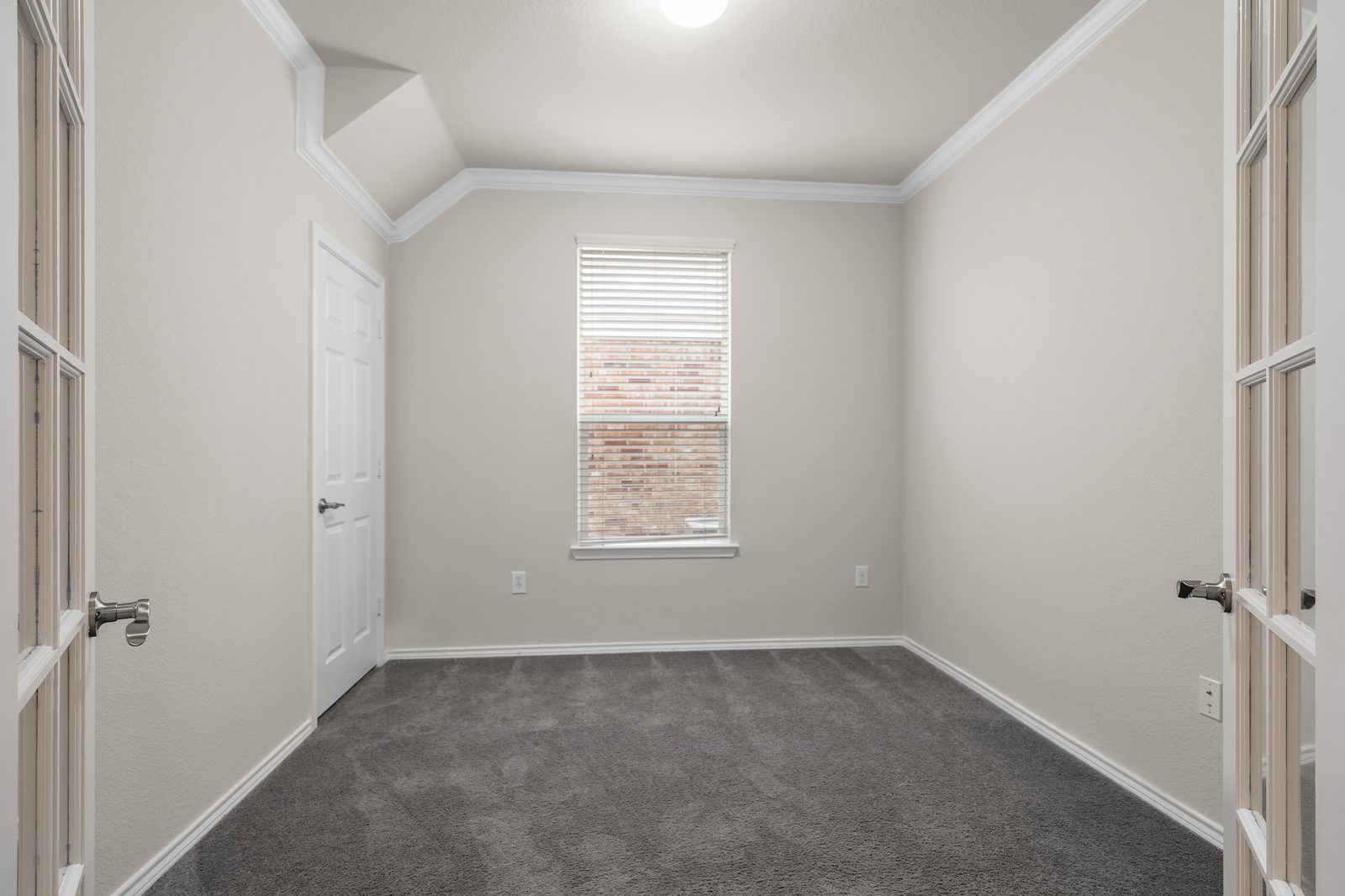 The same small room empty